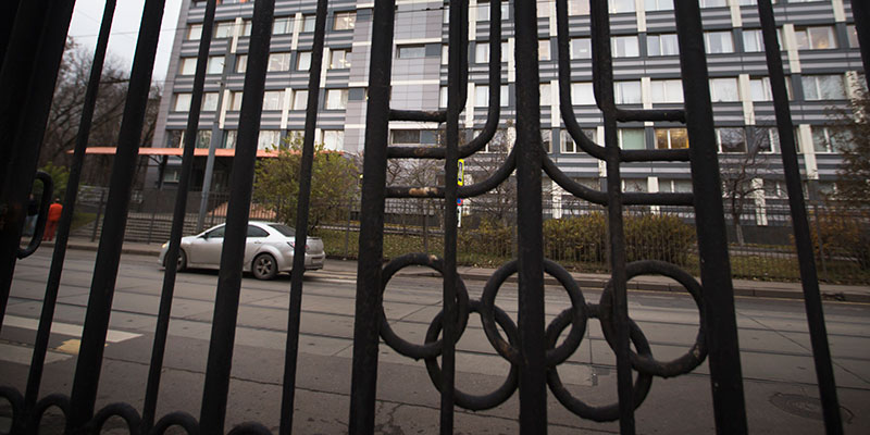 Il cancello della sede della RUSADA, l'agenzia anti doping russa, il 13 novembre (AP Photo/Pavel Golovkin)