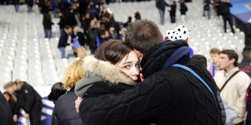 Due ragazzi allo Stade de France, Parigi, 13 novembre 2015.
(AP Photo/Christophe Ena)