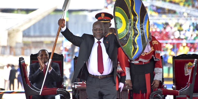 John Pombe Magufuli dopo essersi insediato come presidente, all''Uhuru Stadium di Dar es Salaam, in Tanzania. (AP Photo/Khalfan Said)