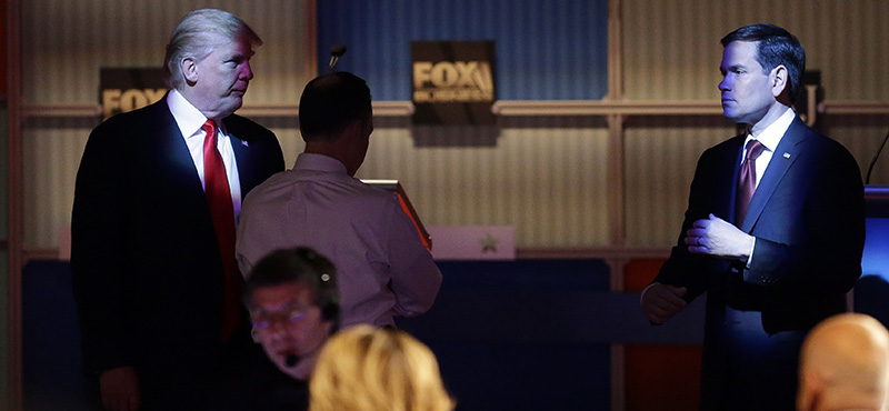 Donald Trump e Marco Rubio durante una pausa pubblicitaria del confronto. (AP Photo/Jeffrey Phelps)