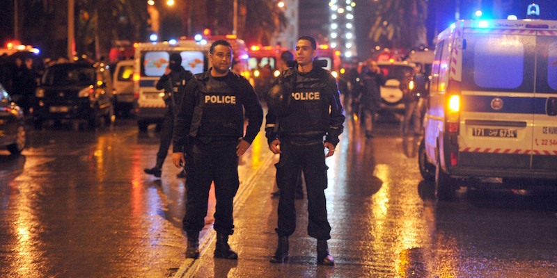 Poliziotti tunisini sul luogo dell'attentato, a Tunisi. (FETHI BELAID/AFP/Getty Images)