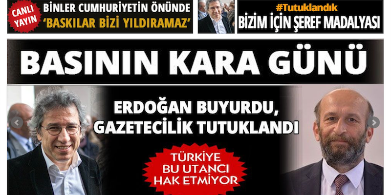 Una foto dei due giornalisti incriminati, Can Dundar e Erdem Gul, sulla homepage di Cumhuriyet del 27 novembre.