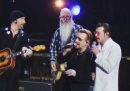 I video degli Eagles of Death Metal che suonano con gli U2 a Parigi