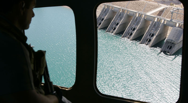 La diga di Mosul, vista da un elicottero nel settembre 2005. (AP Photo/Jacob Silberberg)