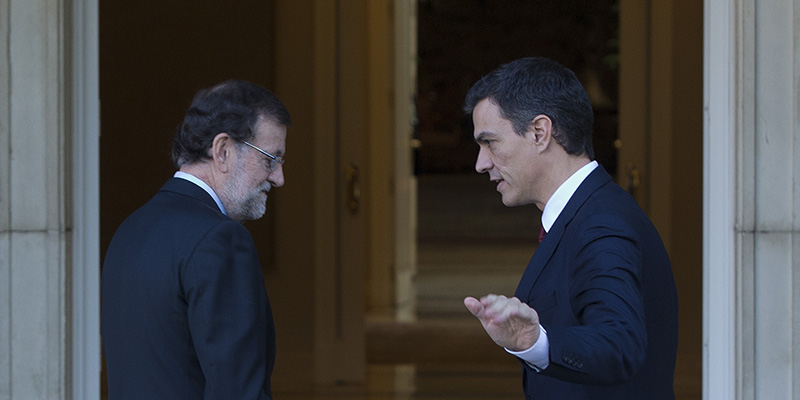 Mariano Rajoy e Pedro Sanchez, 23 dicembre 2015 (AP Photo/Paul White)