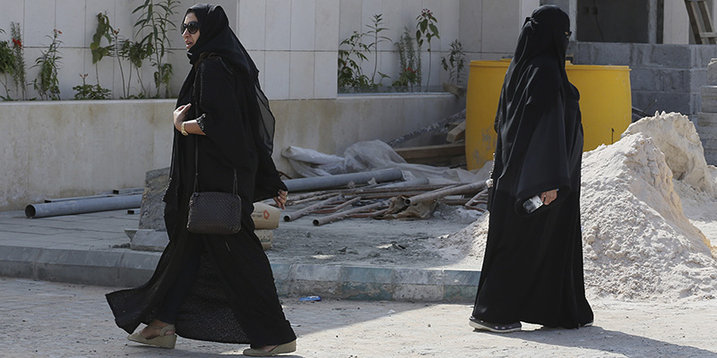 Due donne vicino a un seggio di Riyadh, Arabia Saudita, 12 dicembre 2015 (AP Photo/Khalid Mohammed)