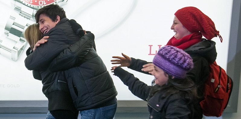 Shergo Kurdi, seconda da sinistra, abbraccia sua zia Tima Kurdi a Vancouver. (Darryl Dyck/The Canadian Press via AP)