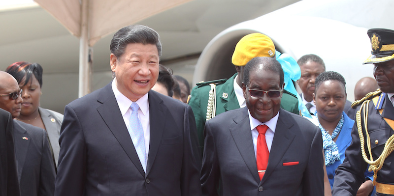Il presidente Xi Jinping, right con Robert Mugabe ad Harare in Zimbabwe. 1 dicembre 2015.
(AP Photo/Tsvangirayi Mukwazhi)