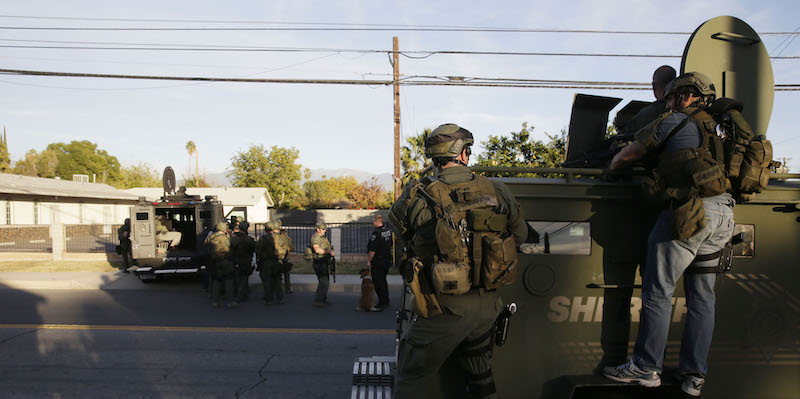 Forze speciali della polizia cercano i sospettati della sparatoria a San Bernardino, California, Stati Uniti. 2 dicembre 2015.
(AP Photo/Chris Carlson)