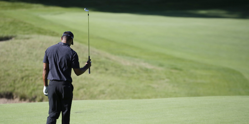Tiger Woods durante una sessione di pratica, lo scorso agosto (AP Photo/Brynn Anderson)