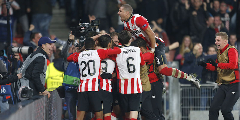 I giocatori del PSV dopo il gol del pareggio (AP Photo/Peter Dejong)