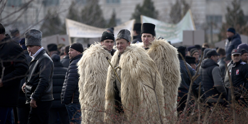 Alcuni pastori davanti al parlamento romeno (AP Photo/Vadim Ghirda)