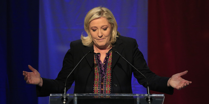 Marine Le Pen parla ai suoi sostenitori dopo la sconfitta al secondo turno (AP Photo/Thibault Camus)