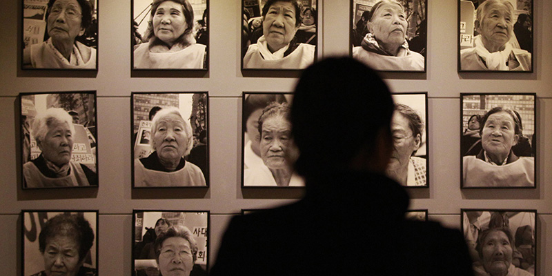 Un visitatore guarda le foto di alcune "schiave del sesso" forzate a prostituirsi in Giappone durante la guerra, Toechon, Corea del Sud, febbraio 2014 (AP Photo/Ahn Young-joon, File)