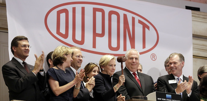 Il consiglio di amministrazione di DuPont durante una chiusura di contrattazioni alla borsa di Wall Street, New York. (AP Photo/Richard Drew)