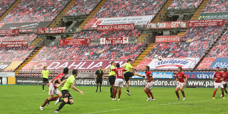 I "tifosi virtuali" sugli spalti del Nereo Rocco nel 2010 (ANSA/ANDREA LASORTE)