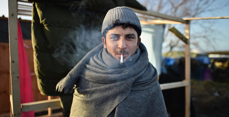Un ragazzo fuma una sigaretta, Calais, 1 dicembre. (Jeff J Mitchell/Getty Images)