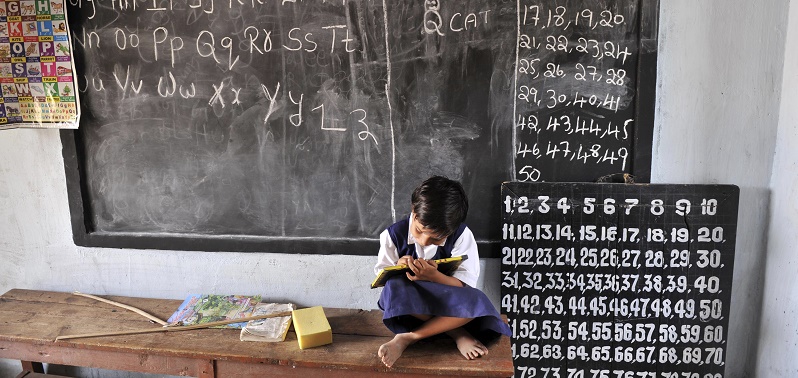 Una bambina indiana nella sua scuola di Hyderabad in India.
(Photo creditNOAH SEELAM/AFP/Getty Images)