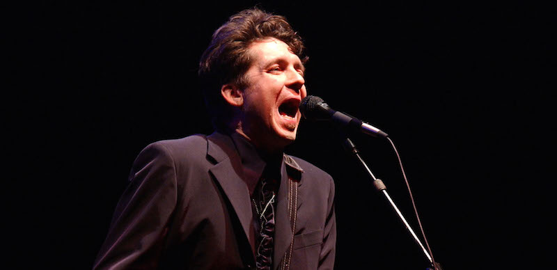 Joe Henry durante un concerto a Los Angeles, California, nel 2002 (Robert Mora/Getty Images)