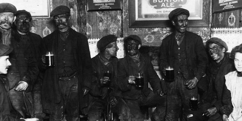 Un gruppo di minatori gallesi beve una birra dopo il proprio turno di lavoro, 27 febbraio 1912 (Topical Press Agency/Getty Images)