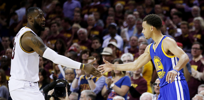 LeBron James (a sinistra) saluta Stephen Curry (destra). 
(Ezra Shaw/Getty Images)