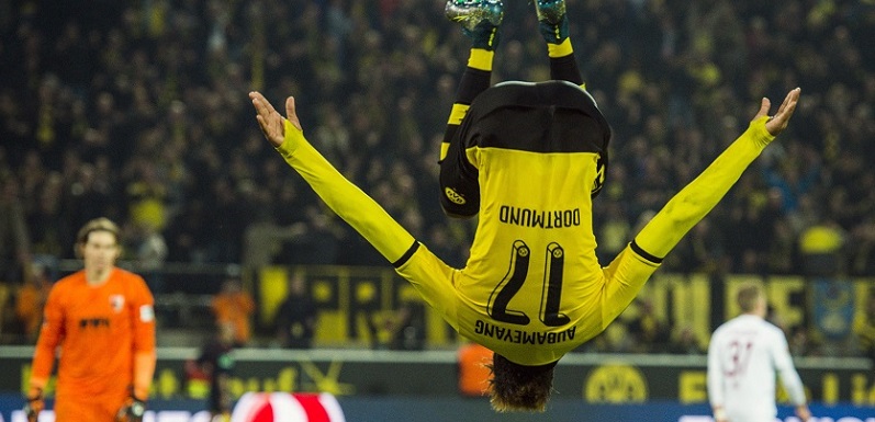 Pierre-Emerick Aubameyang, mentre festeggia un suo gol con la maglia del Borussia Dortmund.

(ODD ANDERSEN/AFP/Getty Images)