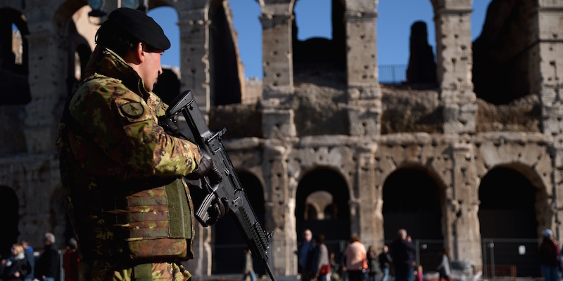 Un militare italiano di fronte al Colosseo, a Roma
25 novembre 2015
(FILIPPO MONTEFORTE/AFP/Getty Images)