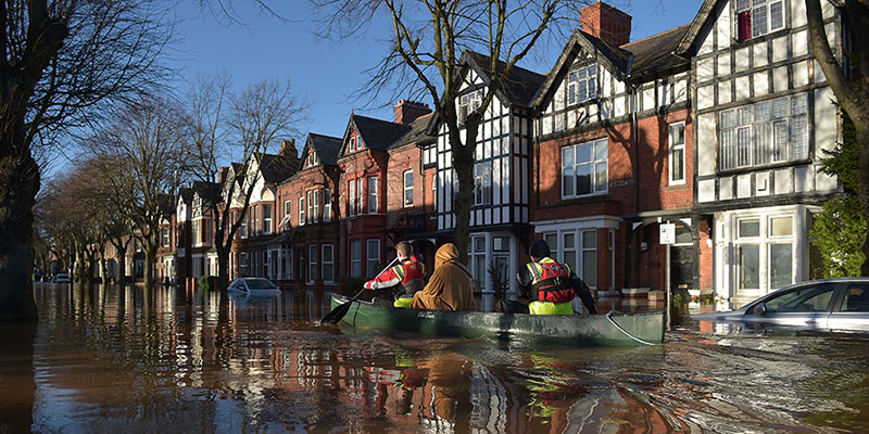 Inondazioni a Carlisle, nella contea di Cumbria, 6 dicembre 2015 (Jeff J Mitchell/Getty Images)