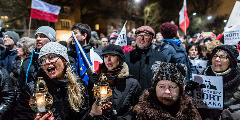 Manifestanti antigovernativi di fronte alla casa di Jaroslaw Kaczynski, leader del partito di governo, Varsavia 13 dicembre 2015 (WOJTEK RADWANSKI/AFP/Getty Images) 