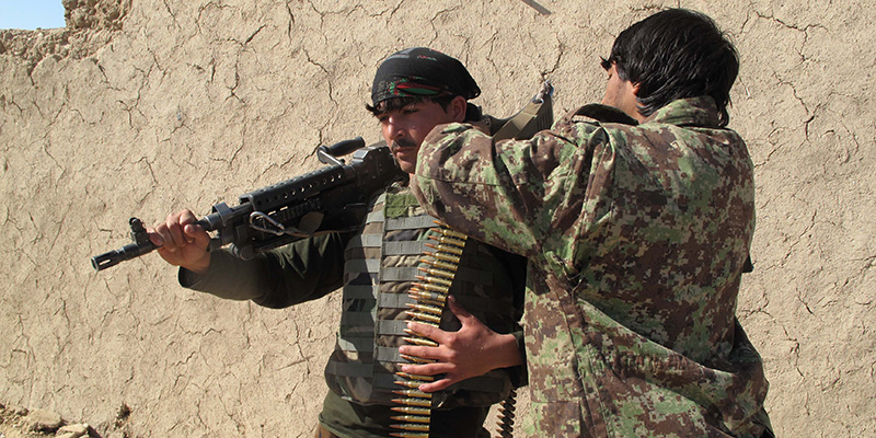 Due soldati afghani nella provincia di Helmand, 21 dicembre 2015 (NOOR MOHAMMAD/AFP/Getty Images)