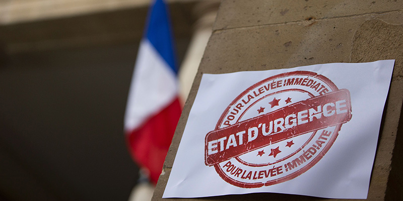 Un cartello contro lo stato di emergenza, Parigi, 23 dicembre 2015 (KENZO TRIBOUILLARD/AFP/Getty Images)
