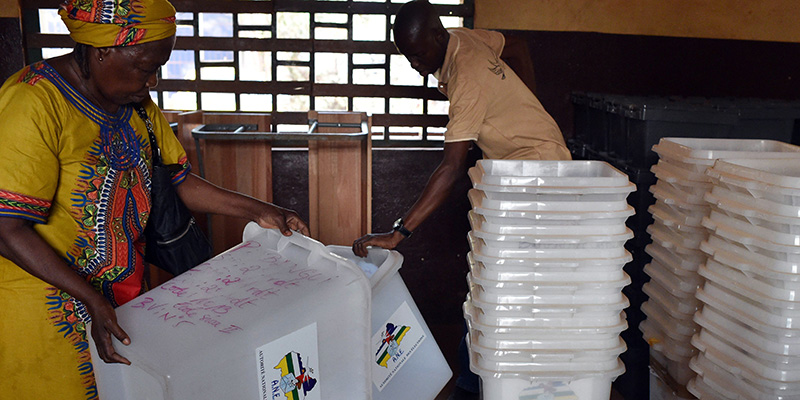 La preparazione di un seggio elettorale di Bangui, 29 dicembre 2015 (ISSOUF SANOGO/AFP/Getty Images)