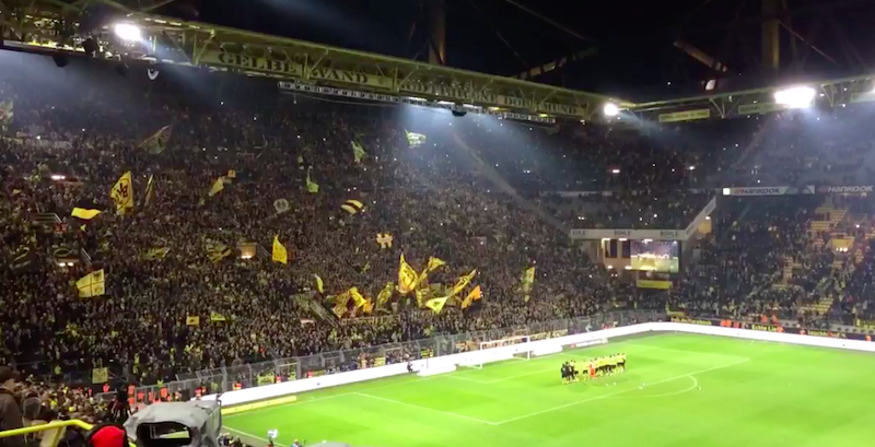 Il video dei tifosi del Borussia Dortmund che cantano Jingle Bells allo stadio