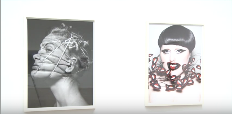 Due foto di Rankin in mostra al Kunsthalle Museum di Rockstock (MV1/YouTube)