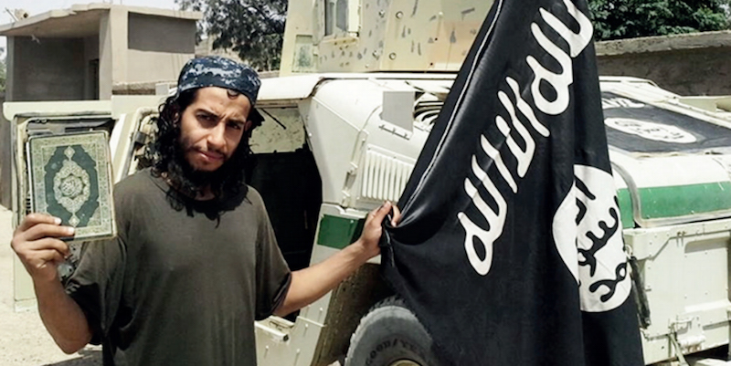 Abdelhamid Abaaoud, che era considerato l'organizzatore degli attentati di Parigi del 13 novembre. (militant photo/Dabiq Magazine via AP)