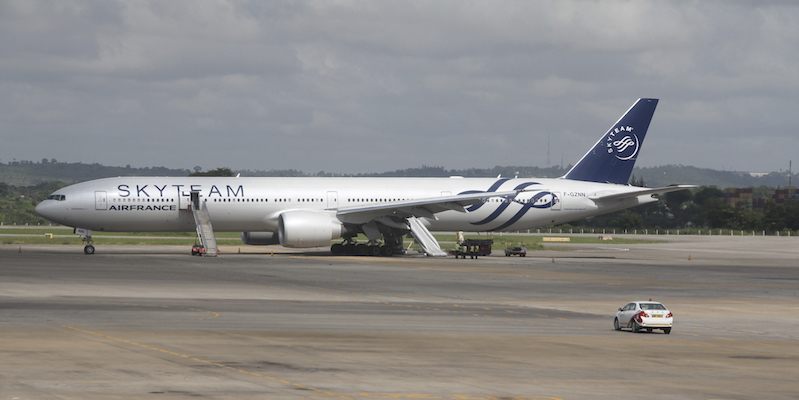 L'aereo di Air France atterrato per un allarme bomba all'aeroporto di Mombasa, in Kenya. (AP Photo/Edwin Kana)