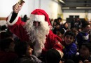 I migranti siriani vestiti da Babbo Natale in Germania