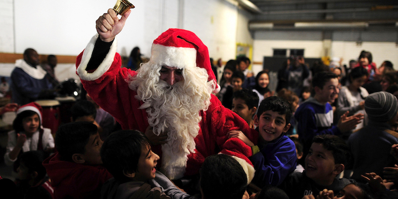 Un migrante siriano vestito da Babbo Natale nel centro per migranti e rifugiati a Sarstedt, in Germania. (Alexander Koerner/Getty Images)