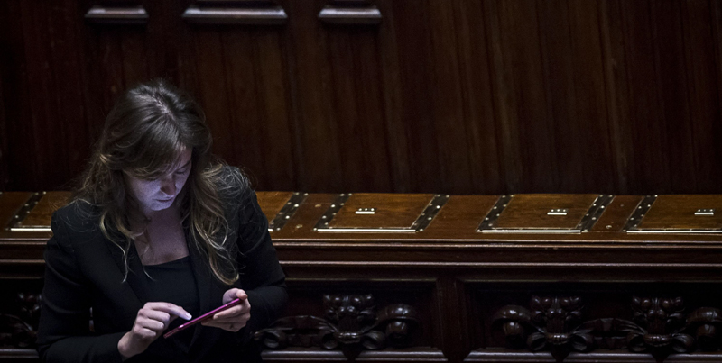 Il ministro delle Riforme e Rapporti con il parlamento Maria Elena Boschi in aula alla Camera durante il voto di sfiducia, Roma, 18 dicembre 2015. ANSA/ANGELO CARCONI