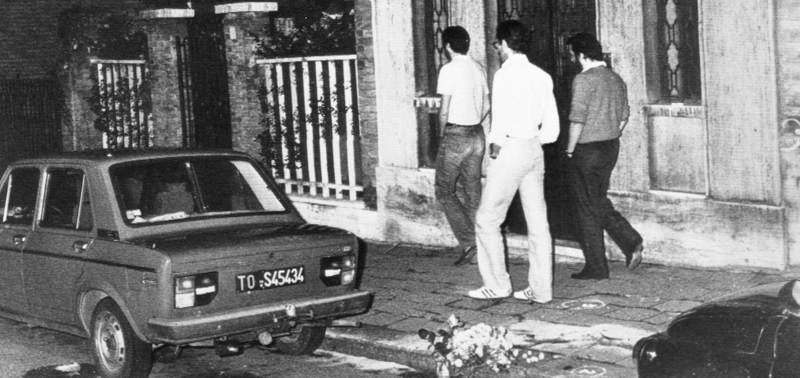 Il luogo dell'omicidio di Bruno Caccia a Torino, pochi giorni dopo. (ARCHIVIO ANSA)