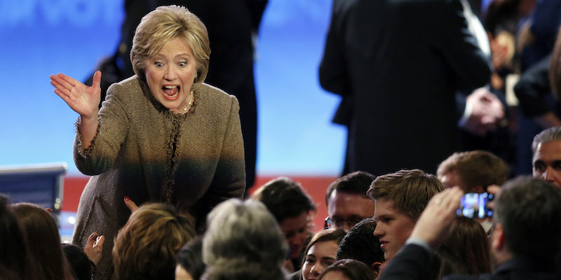 Hillary Clinton saluta i suoi sostenitori dopo il dibattito. (AP Photo/Jim Cole)