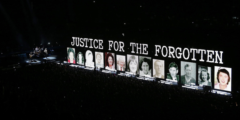 Il palco del concerto degli U2 a Parigi, Francia, su cui sono state mostrate le fotografie delle persone uccise negli attentati terroristici di Dublino nel 1974 (THOMAS SAMSON/AFP/Getty Images)
