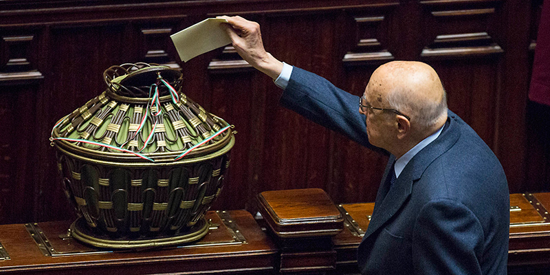 Il senatore a vita ed ex Presidente della Repubblica, Giorgio Napolitano, durante le votazioni nell'aula della Camera (Roberto Monaldo / LaPresse)