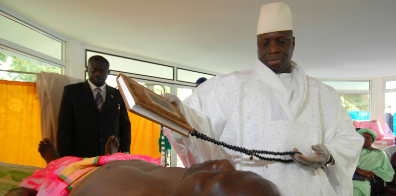 Il presidente del Gambia Yahya Jammeh mentre somministra la sua cura per l'AIDS a base di erbe a un malato. (AP/Photo Candace Feit)