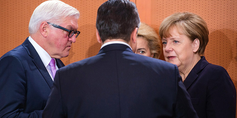 Da sinistra: il ministro degli esteri Tedesco Frank-Walter Steinmeier, il vicecancelliere Sigmar Gabriel, il ministro della Difesa Ursula von der Leyen e la cancelliera Angela Merkel. (JOHN MACDOUGALL/AFP/Getty Images)