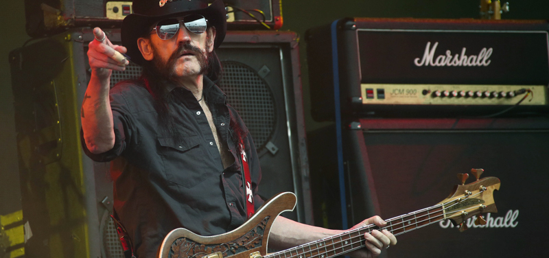 Lemmy Kilmister sul palco del festival di Glastonbury, in Inghilterra, 26 giugno 2015. (Joel Ryan/ Invision/ AP, file)