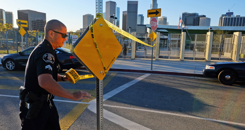 Un agente di polizia delimita la zona fuori dalla Edward Roybal High School di Los Angeles. (AP Photo/Richard Vogel)