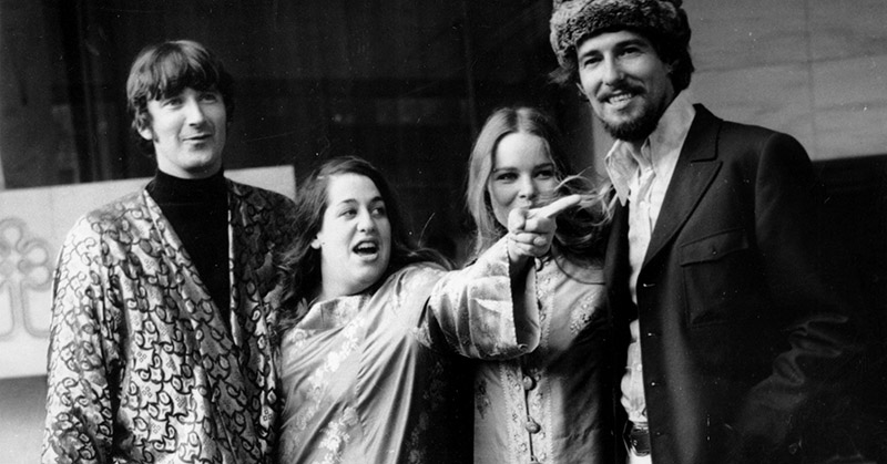 I Mamas and Papas a Londra nel 1967: Denny Doherty, Cass Elliot, Michele e John Phillips (AP Photo/Peter Kemp)