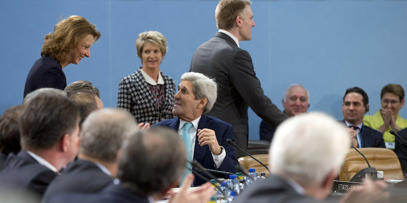 Il segretario di stato americano John Kerry parla con la ministra della Difesa montenegrina Milica Pejanovic-Durisic a Bruxelles, il 2 dicembre 2015. (AP Photo/Virginia Mayo)