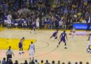 La “gara di triple” tra Curry e Casspi in una partita di NBA